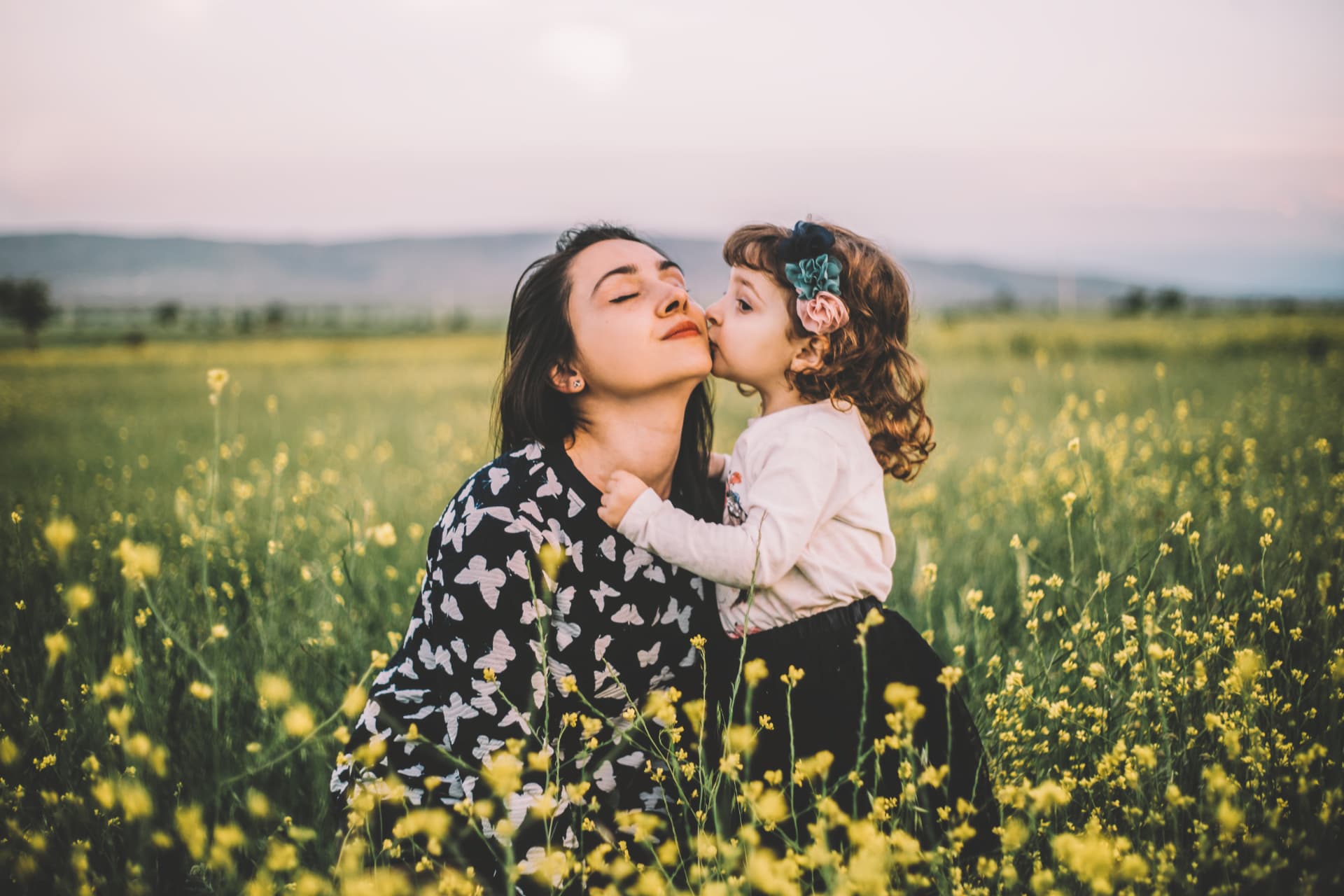 Une mère embrassant son enfant